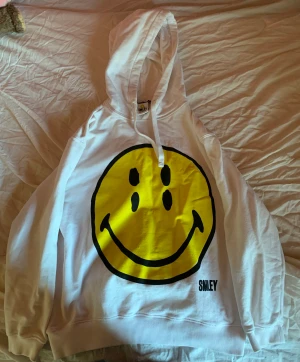 smiley hoodie - smiley hoodie från zara. Köpt på Plick för 150kr. Är som helt ny, inga defekter.