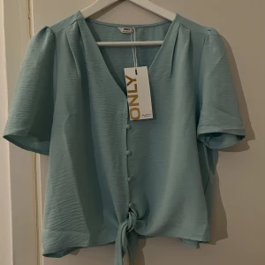 Vero Moda knytblus  - Helt ny med lappen kvar. Storlek medium. Turkos i färg. 
