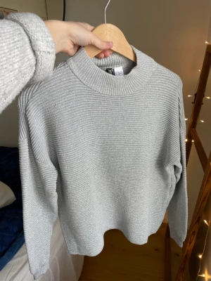 Glittrig tröja  - Glittrig tröja från HM. 