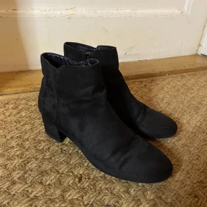 Klackar  - Svarta bekväma klackar från din sko i sammet. . Sparsamt använda. Sköna och bekväma