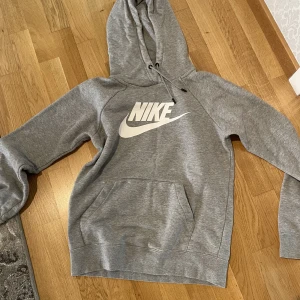 Nike - Nike hoodie jättefin säljer för att den är för liten ☹️. Vet inte original priset men det är Nike men säljer ganska billigt ändå.  