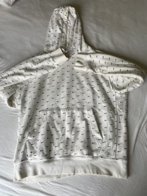 Nike all over swoosh  - Använd Hoodie som passar dig mellan 170-185cm Säljs ej mer nypris 899kr 