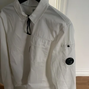Cp Compay overshirt - Säljer min Cp Company Long Sleeve shirt. Köpt på Thernlunds i Stockholm (MallOfScandinavia) för lite mer än ett år sedan. Köpt för 2 399kr (se kvitto) och säljs för 1800! Knappt använd och är som i nytt skick! 