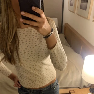 Söt Brandy Melville tröja  - En jättefin långärmad från Brandy Melville. Säljs i onesize så den va lite för tajt för min smak, jag brukar ha Medium. Skulle säga att den passar storlekar från xs-m. Har använt 1-2 gånger och köpt för ca 250kr.💓