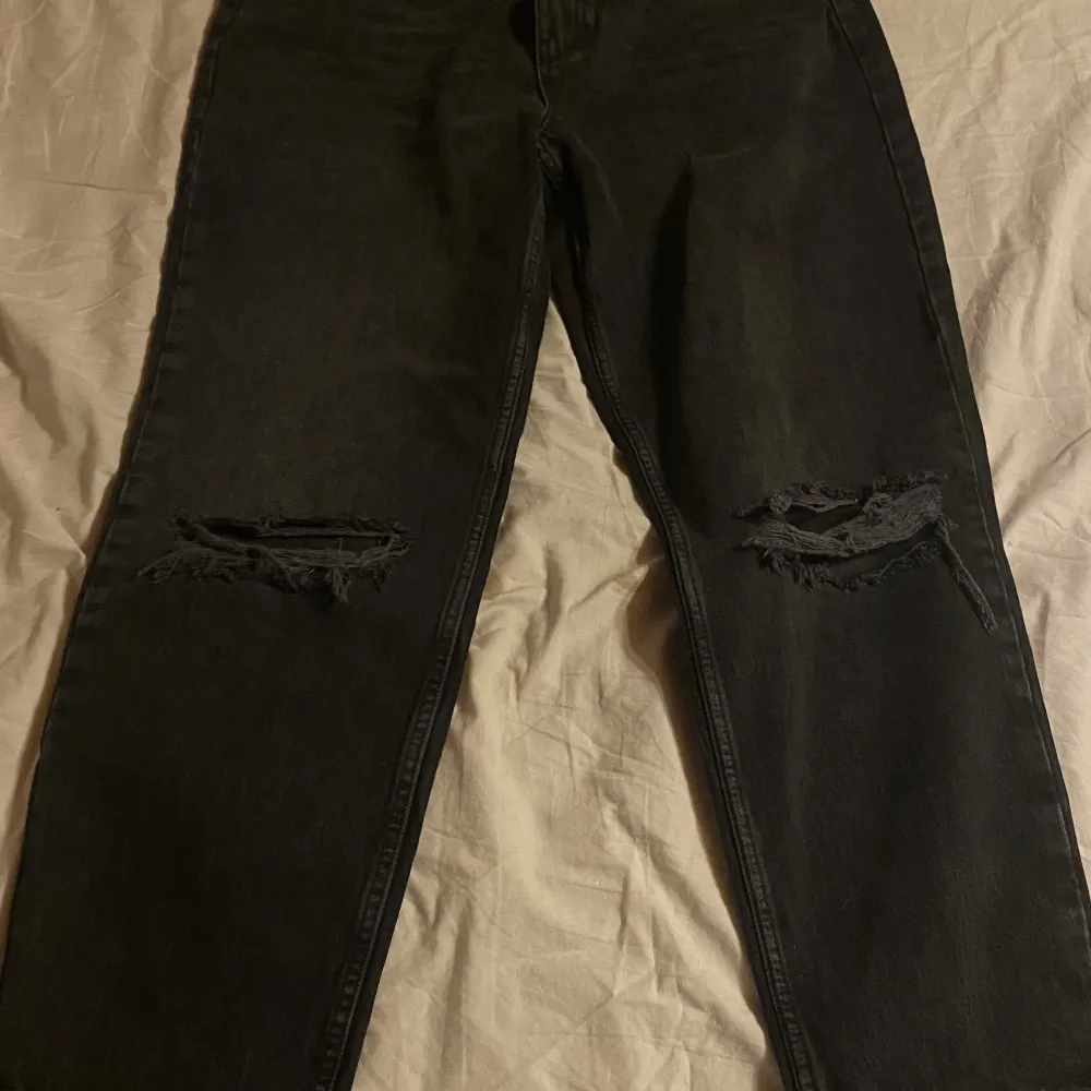 Ett par gråa jeans med hål i. Aldrig använda och va köpta för 600kr och därmed priset. Jeans & Byxor.
