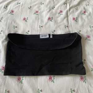 Topp - Nästan oanvänd svart topp. Väldigt lätt att styla och skönt att ha på sig en varm sommar dag. 