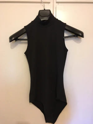 Svart boby - Body hög i halsen i ribbat material