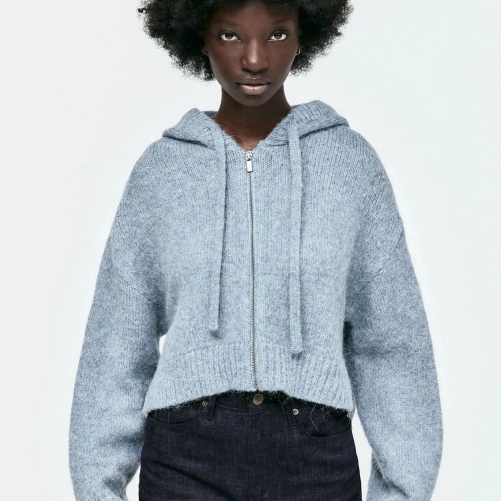 Säljer denna supersnygga stickade zip hoodie från zara 💘 Helt slutsåld på hemsidan. Knappt  använd. Köparen står för frakt Obs lånad bild.. Tröjor & Koftor.