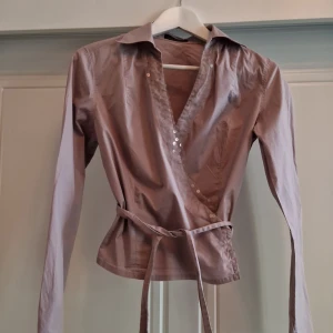 Laxrosa från day - Laxrosa omlott blus med paljetter, andvänder den inte längre och är i gott skick, köpt för 700.