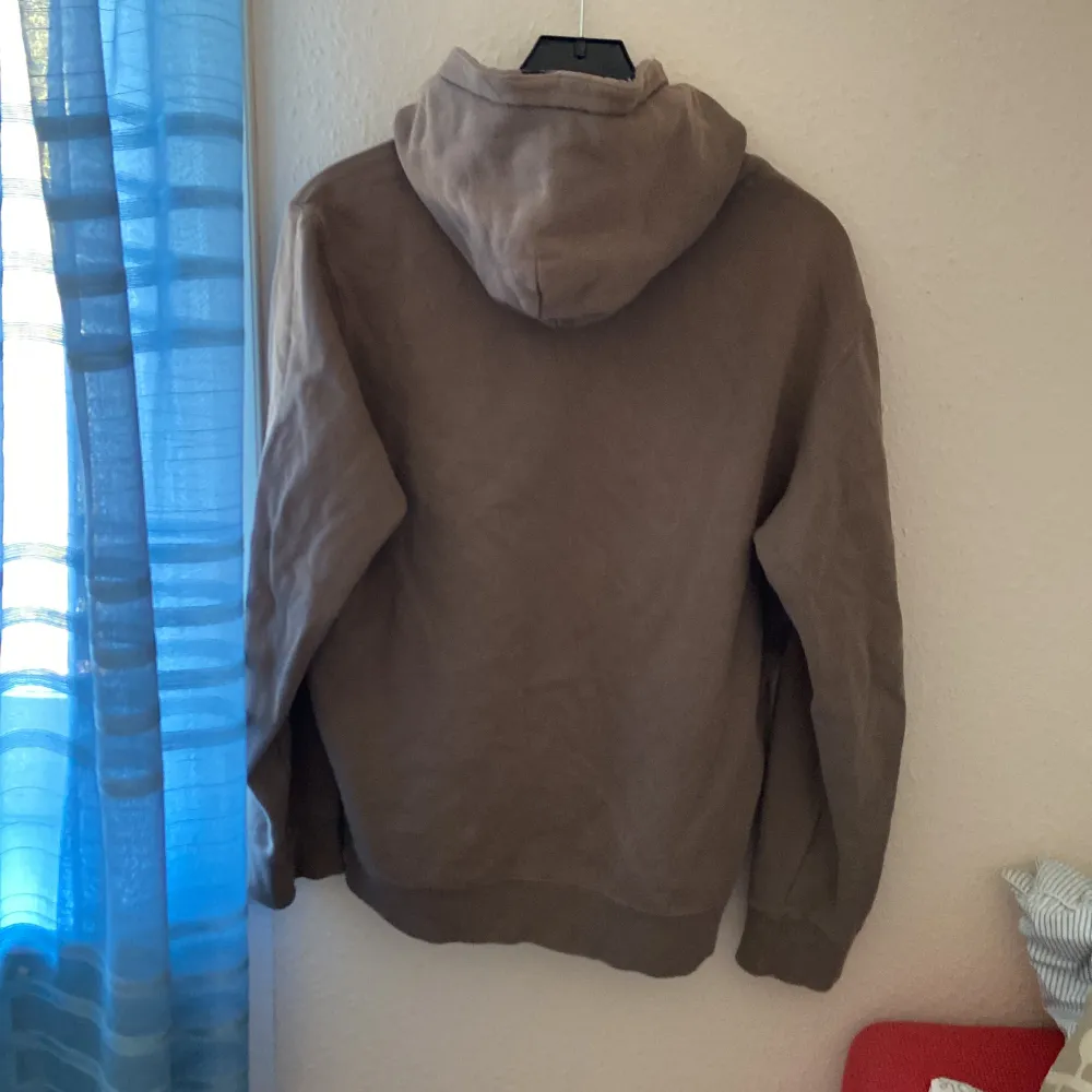 Champion hoodie med snygg brun färg, det står XL men passar L bättre, annars är den jätteskön. Hoodies.