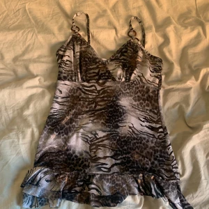 y2k linne topp - jätte sött linne, den är lite metallic på vissa ställen så de e coolt i solen. skulle uppskatta att den är runt storlek m. inte använd alls så nyskick