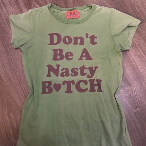 Juicy Couture t-shirt - ”Don’t be a nasty b” Juicy Couture t-shirt i storlek S/Petite. Bild 3 mest lik färgen i verkligheten. Priset kan diskuteras!