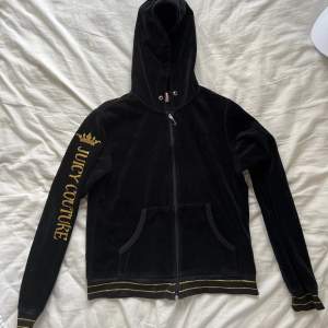 superfet juicy couture zip up hoodie! Den sitter fint och är äkta från 2000 talet. 