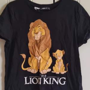 T-shirt med Lejonkungen / The Lion King tryck. Storlek S/small men sitter som en M. Från New Yorker, märket är FBsister. Endast använd ett par enstaka gånger.