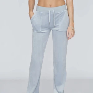 Juicy Couture byxor! - Jätte fina juicy byxor i en fin blå färg. Säljer då jag har tröttnat lite på färgen. Byxorna är i bra skick och har inga defekter!❤️ Pris kan diskuteras❤️