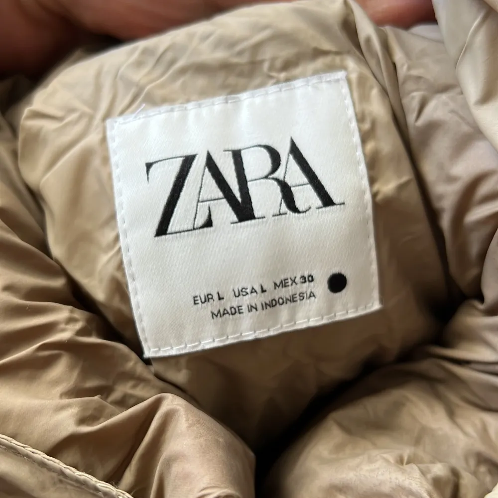 Du jacka från Zara använd ca 3 gånger. Varm men för stor för mig.. Jackor.