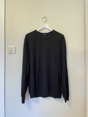 COS tröja - COS tröja i storlek XL. Inte använd mycket och är i väldigt bra skick. Pris kan diskuteras. Kan mötas upp annars står köparen för frakten. 