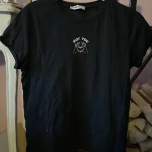En svart basic t-shirt med ett litet tryck på bröstet. Skönt material och använd några gånger i fint skick. Storlek L men funkar som M. 30kr+frakt