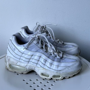 Sneakers NIKE AIR MAX - Nike Air Max 95 Storlek 37,5   Sparsamt använda och det enda som finns att anmärka på är att de blivit lite smutsiga främst under sulan och på själva gummit, har ej försökt ta bort detta. Ovandelen är syntetiskt skinn. Yttersula: Gummi. Helt OK att pruta🤠