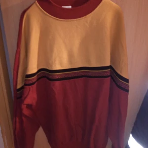 Tröja flerfärgad stl 42 /44 - Tröja flerfärgad stl 42 /44. Obetydligt slitage finnes .hämtas i Skene alt skickas 