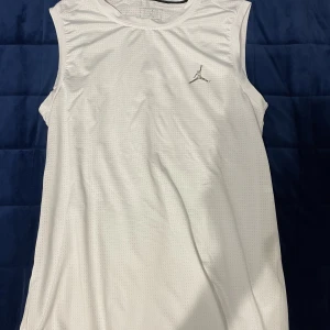 Nike gymtröja - En helt oanvänd gym tröja från Nike. Den är jätte luftig och skön att ha på sig. Kunden står för frakt!