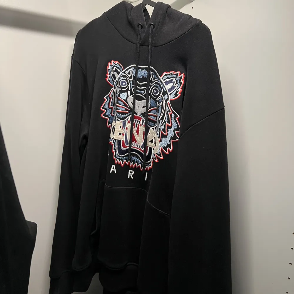 Kenzo hoodie i storlek M, bra skick . Neuletakit & Villapaidat.