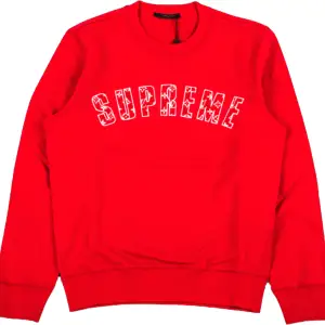 Röd Louis Vuitton Crewneck Liknande modell till den på bilden (ej Supreme) med märkets bokstäver utspridda över framsidan på tröjan!