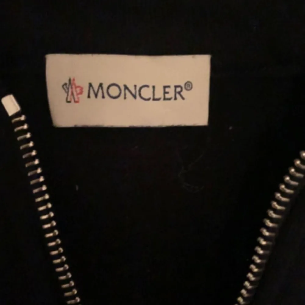 Moncler zip up double logo, helt oanvänd nyskick 10/10. Qr finns. Hoodies.