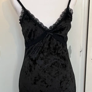 Svart sammet knäning  - Bra skicka ! 