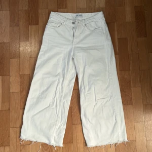 Vita vida jeans - Zara - Vita vida jeans från Zara. Använda flitigt men i bra skick. Har en liten defekt, syns på bild 3.   Har kanin hemma. 