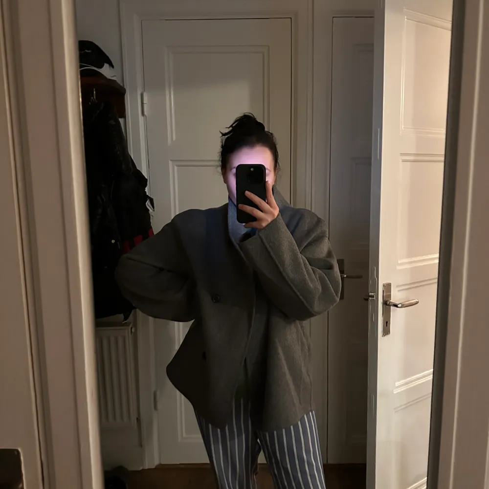 Säljer min gråa arket kappa i strl 42 (L) som nu är slutsåld (den passar mig som är S/M och blir lite oversized.  Använd 3 gånger  Nypris: 2600kr. Jackor.