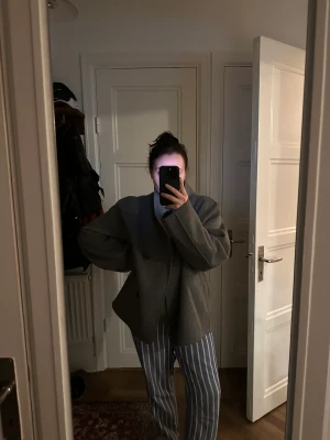 ARKET KAPPA  - Säljer min gråa arket kappa i strl 42 (L) som nu är slutsåld (den passar mig som är S/M och blir lite oversized.  Använd 3 gånger  Nypris: 2600kr