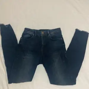 Skinny jeans från Only, endast använda en gång. De är urtvättade från början och väldigt sköna trots att de är tajta 🃏
