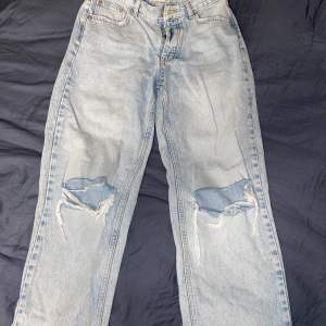Jätte fina jeans från ginatricot med hål i knäna. Jeansen är medel midjade dom är inte hög midjade men endå inte låg midjade. Dom är som i nyskick inga skador. Använda ett antal gånger runt 6 gånger 💙. Jag är öppen för prisförslag originalpriset är 500 kr