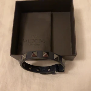 Valentino Armband  - Helt nytt valentino armband i färgen mörkblå. Allt följer med förutom kvitto. Nypris: 2800  Mitt pris:1300 Pris kan diskuteras vid snabb affär
