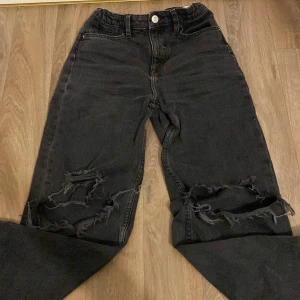 Svarta jeans  - Svarta jeans med hål väldigt använda storlek 146 för små för mig