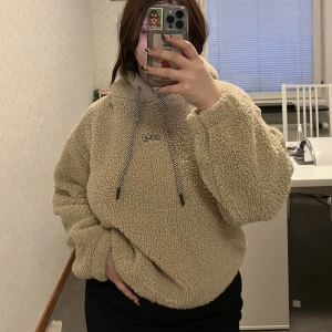 Teddy tröja - En helt fantastisk Teddy tröja från märket stay. Använd endast en gång och nypris 500kr. Den har resor i botten av tröjan så man kan dra åt ifall man vill. 