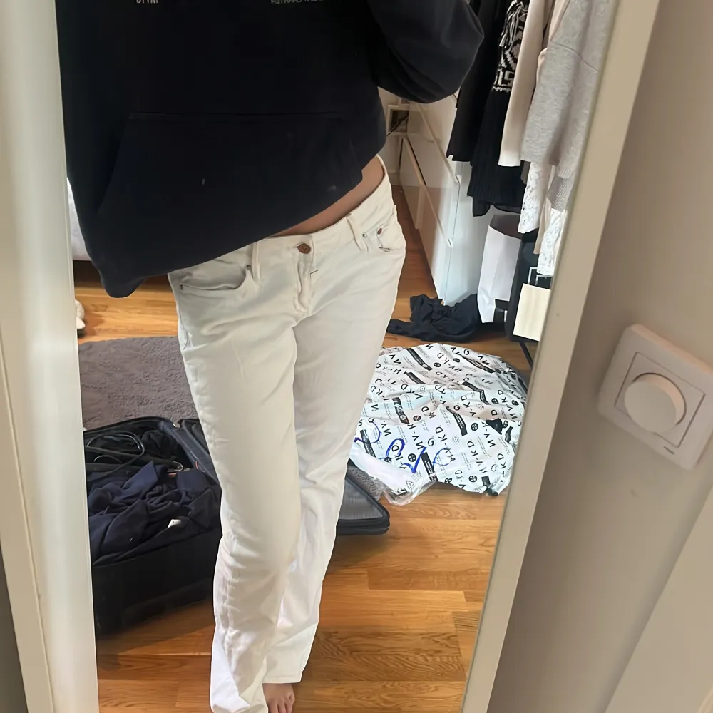 As fina lågmidjade vita jeans, perfekta till våren !!!!!!!! . Jeans & Byxor.