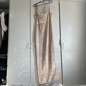 Balklänning - Oanvänd balklänning i guld/champagne lappen sitter kvar 