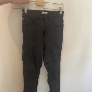 Skinnbyxa från only  - Stretchiga och figursydda. Fint skick! 