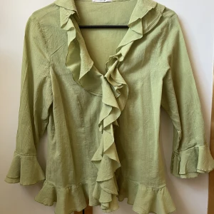 Mark&Spencer blusen - knäpps med knappar ;) suuuupeebra skick. Vintage & rare 💚💚 Tryck på köp nu knappen!!