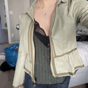 Grön jacka med detaljer💚 - Världens finaste gröna jacka med coola detaljer💚💚🙌🏼🙌🏼