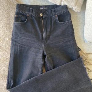 Högmidjade jeans från Zara - Säljer mina jeans från Zara, använda men inget som syns! Högmidjade och långa i benen. Skicka privat för fler bilder 🤍