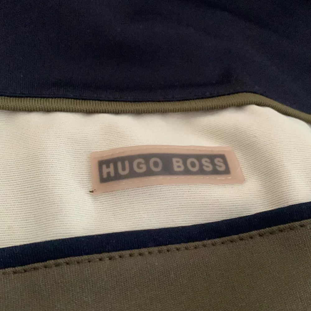 En tunn Hugo boss tröja, ej använd, storlek Large men passar mig som har S/M. T-shirts.