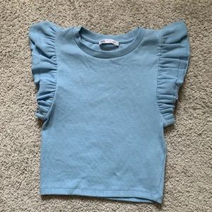 Zara topp  - Hej! ❤️ Säljer nu denna fina zara topp i S som är helt i nyskick, är endast använd 1 gång. Väldig mjuk i materialet och stretchig. Hör av  er vid instresse eller om ni vill ha fler bilder!❤️