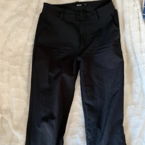 Kostymbyxor  - Säljer dessa kostymbyxor från bikbok i storlek 36! Har tyvärr inga fler bilder då de är för små 