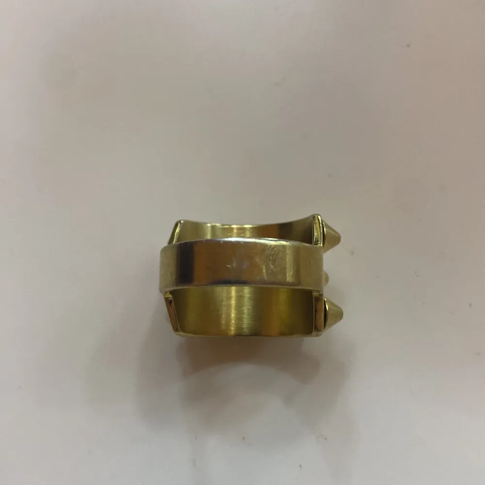 Säljer denna superfina och populära ringen mig modellen peak  i guld. Den har täcken på användning, men det är inget som man ser tydligt. Ringen är i storlek S alltså 16,80mm. 💗(köparen står för frakten!). Accessoarer.