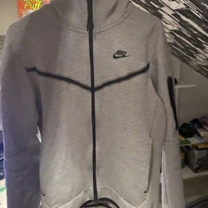 Grå Nike tech fleece - grå nike tech fleece i storlek S. Säljer den pga av att jag har bytt stil. Den är i bra skick och har inga fläckar eller hål. Köparen står för frakten.