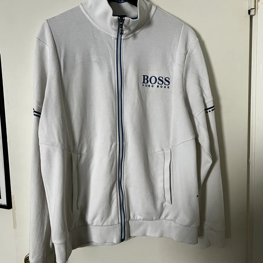 Vit Hugo Boss tröja som inte finns att köpa längre. Skick 8/10. Storlek L  Köptes för 1800 kr och säljs för 800 kr . Tröjor & Koftor.