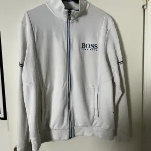 Vit Hugo Boss tröja som inte finns att köpa längre. Skick 8/10. Storlek L  Köptes för 1800 kr och säljs för 800 kr 